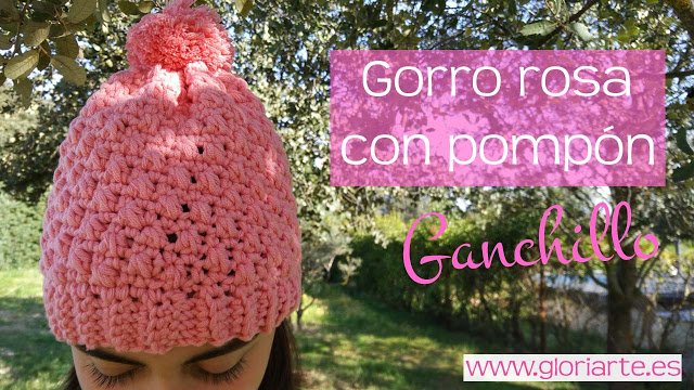 Gorro de ganchillo rosa con pompón.